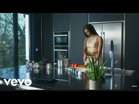 Ronisia - Suis-moi Ft. Ninho (Clip Vidéo)