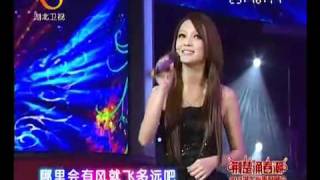 YouTube - Angela Zhang ( 张韶涵 )2011湖北春晚演唱《隐形的翅膀.f4v.flv