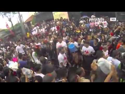 Locals in Denpasar gather for kissing...