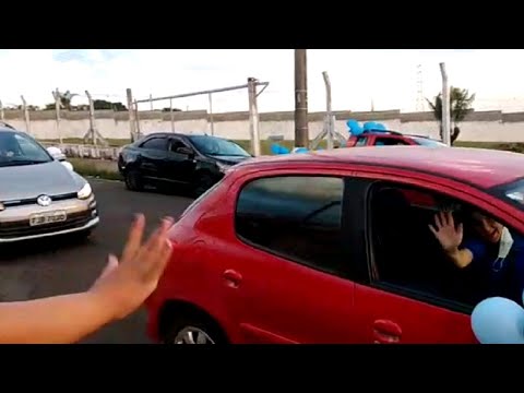 Grávida ganha chá de bebê surpresa