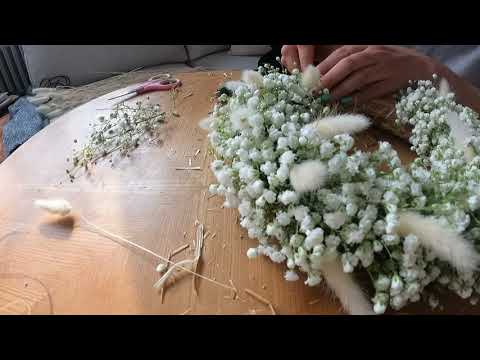 Binder en krans av brudslöja och torkade växter