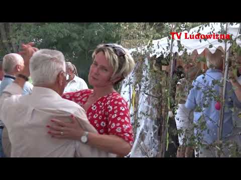 Elegancko tańcząca PARA opuściła rozgrzany namiot i zaczęła wirować na CHODNIKU ~ Miło POPATRZEĆ !