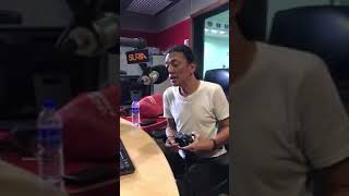 Download lagu Yantzen Meniti Suratan LIVE di Suria FM ( wayar Headphone lupa cucuk ) mp3