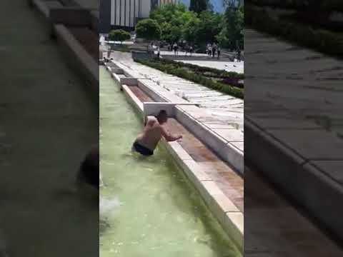 Мъж се гмурна по бански във фонтаните пред НДК (ВИДЕО)