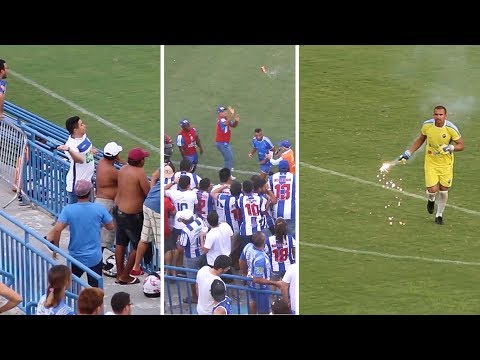 Torcedores do São Raimundo-AM jogam objetos, latas de cerveja e sinalizador no gramado da Colina