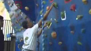 preview picture of video 'Rock climbing classes - Camp Humphreys, South Korea - 111012'