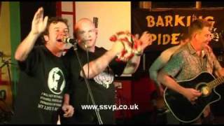 The Men They Couldn&#39;t Hang singing &#39;Smugglers&#39; with a guest