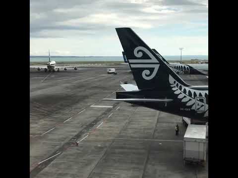 Air NZ TIME LAPSE Auckland Airport Time Lapse - Você percebeu que os dois caras tiveram uma longa conversa?