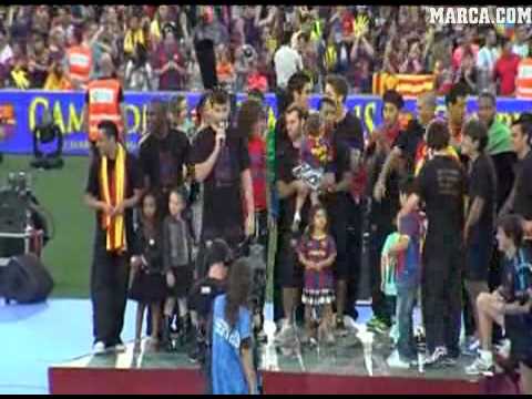 براهيم أفلاي اللعب الريفي الأمازيغي يحمل العلم الأمازيغي بدل العلم المغربي في برشلونة في حفلة استقبل الفريق الكاطالوني