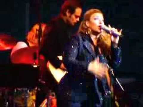 Sarah Dawn Finer sings No more drama with One Voice Live