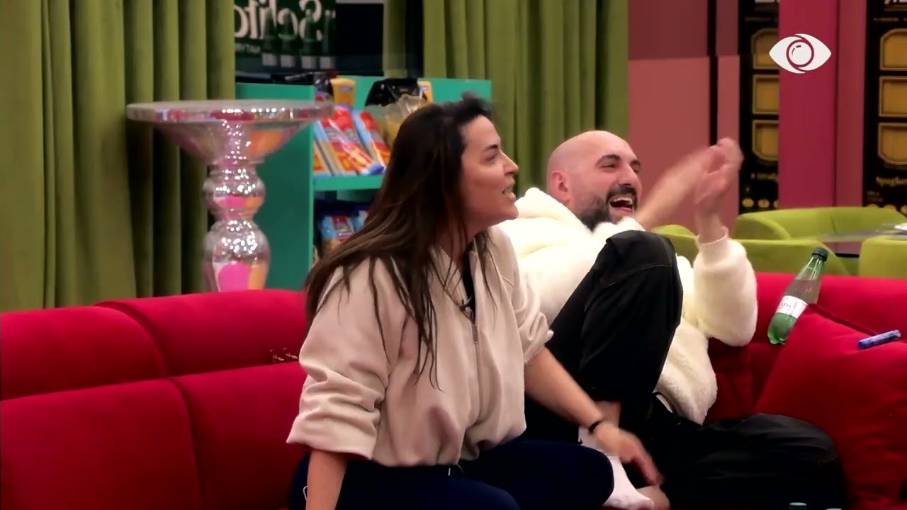 “Ik futi një sfilatë”/ Rozana debaton me Aldon, Bernardi i duartroket: O frikacak, vazhdoje...