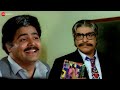 अपने सीनियर देख सब स्टूडेंट खड़े होगय�