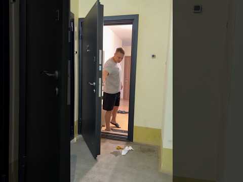 Кто насрал под дверью?