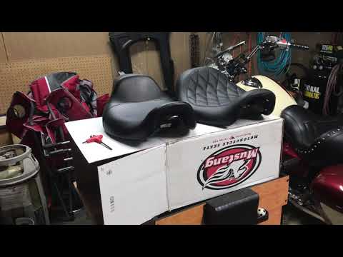 Low Rider S FXDLS Mustang Wide Tripper seats