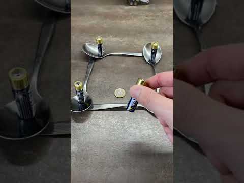 Stelle vier Batterien auf vier Löffel & es passiert das hier...!😱