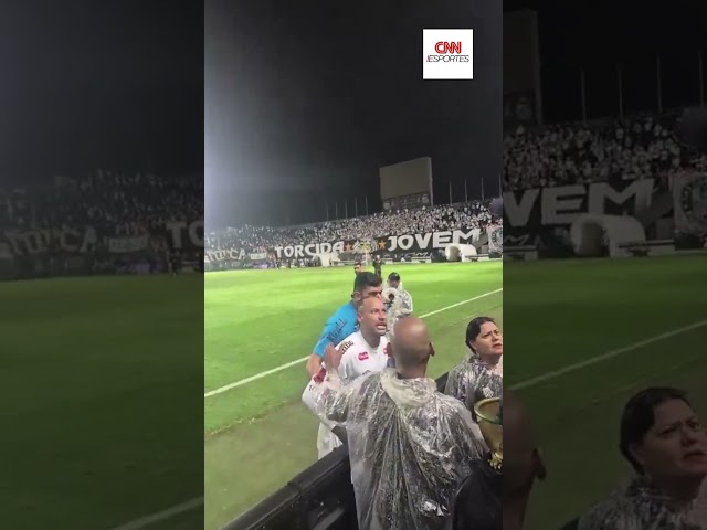Neymar discute com torcedor do Santos após derrota para o Internacional | CNN ESPORTES
