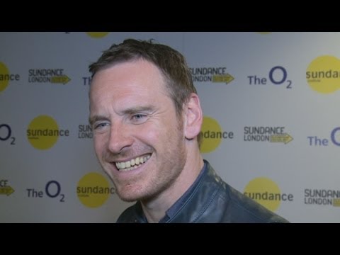 マイケル・ファスベンダー、新作映画『フランク』で全裸に！？ (Michael Fassbender on his new movie Frank and getting naked!)