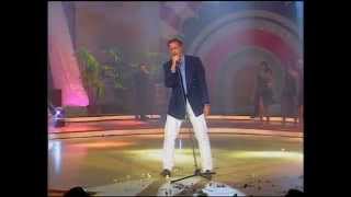 Te Lo Montas Bien Lyrics English Translation