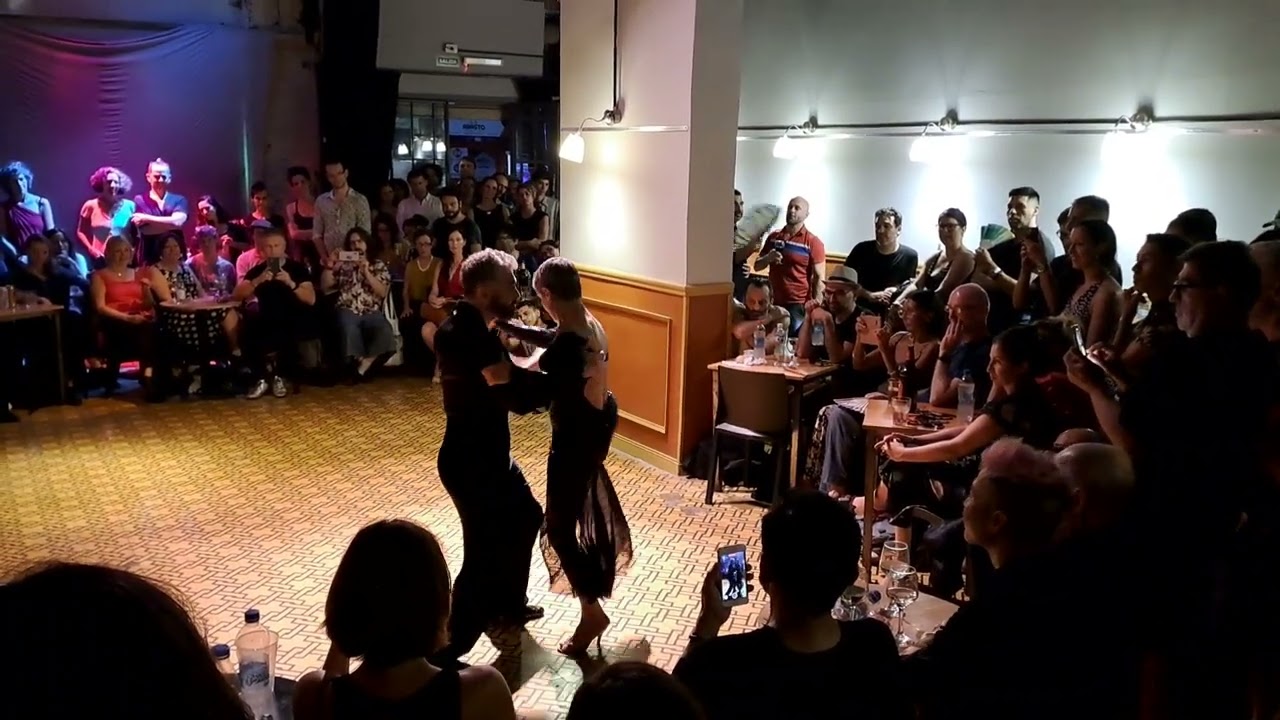 Aurora Lubiz y Claudio González - Viejo portón