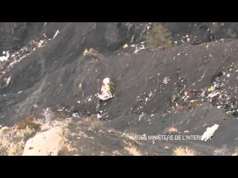 Survol de la zone du crash du vol 4U9525 de la compagnie Germanwings