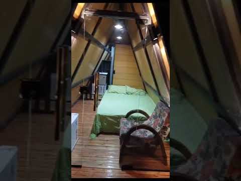 "Charme compacto à venda! Seu mini chalé dos sonhos espera por você. 🏡✨"