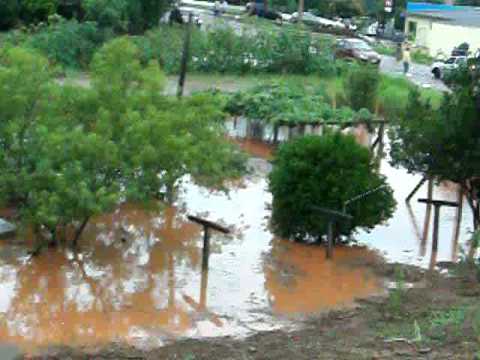 Enxurrada em Três Passos #4, by Charles