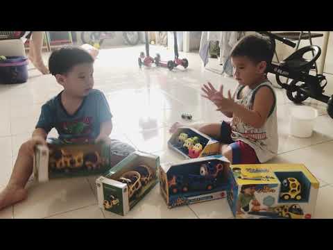 Twins -Aiden & Kingsley 有新玩具开心开心😃