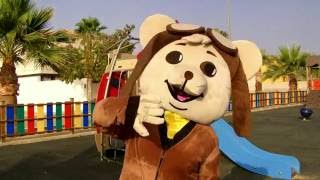 JUEGA EN EL PARQUE INFANTIL CON COOPER