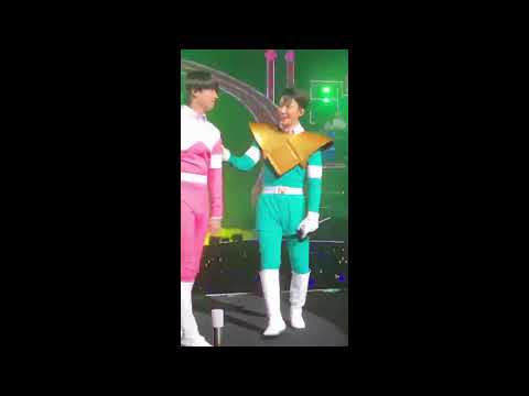 donghae smacking heechul in the back (ss7 18/03/31 memefied ver)