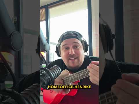 Dinkel Dörte auf dem Kinderspielplatz #dinkeldörte #onni #onnigramm #spielplatz #elternschaft