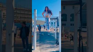 Girl does Muscle Up at Bondi Beach