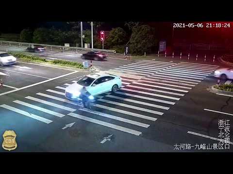 Dashcam footage: clueless driver hits cyclists in a bike race