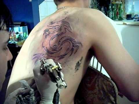 Queclown a son cour de tatouages.