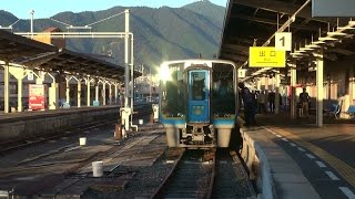 preview picture of video 'JR四国 宇和島駅  2000系 185系　気動車 発着　夕暮れ　2014　10'