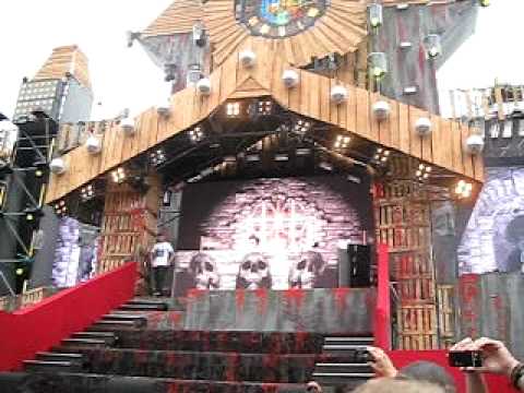 Noize Suppressor vs. Mad Dog - live- @ Dominator 2011