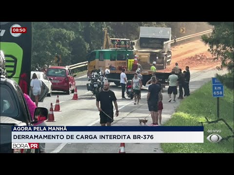 BR-376 em Tijucas do Sul ficou bloqueada após derramamento de carga