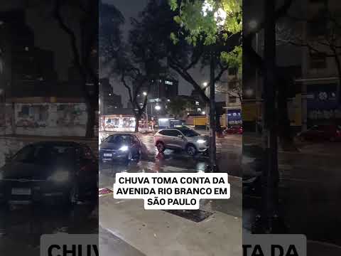Chuva Forte na Avenida Rio Branco – São Paulo à Noite 🌧️