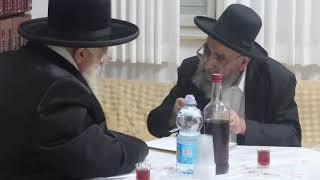 האדמו"ר מתולדות אהרן בביקור במעונו של הגאון הגדול חכם משה צדקה ראש ישיבת 'פורת יוסף' עקב המצב בא"י