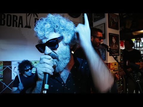 León Benavente "Habitación 615" en directo en Discos Bora-Bora.