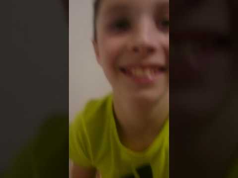 Ich kippe eine tüte Schokobons Papiere auf mein freund