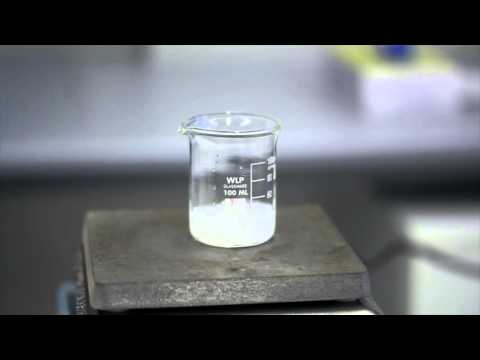 Vídeo: Preparar un funxicida: caldo bordelés