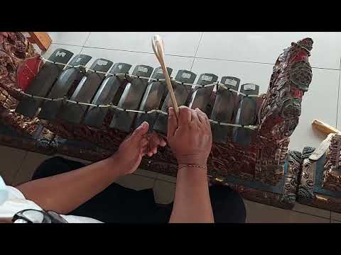 tabuh gambang suling oleh pak guru komang...suksme ping bgt..ampure ngak full 😊😊