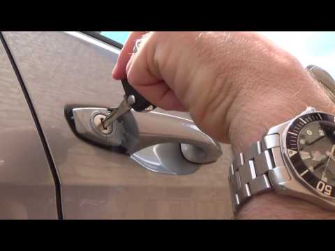 Opening a VW Volkswagen GOLF via the hidden key hole lock