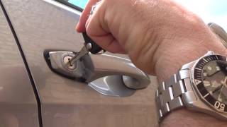 Opening a VW Volkswagen GOLF via the hidden key hole lock