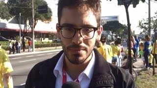 Torcedores esperam pela passagem da seleção