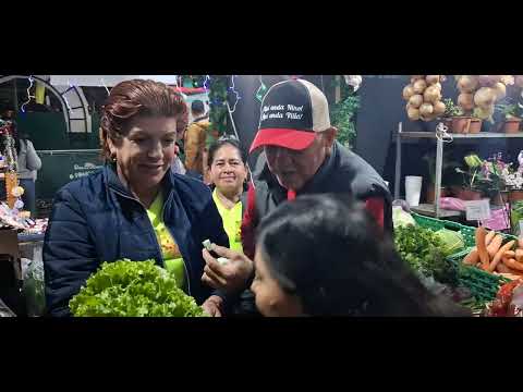 Zaira Murillo  candidata  a Diuputada por Alajuela  con una agricultora de Zarcero. 