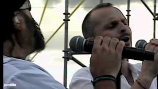 Carlos Varela y Miguel Bosé cantando Muro en el Concierto por la Paz