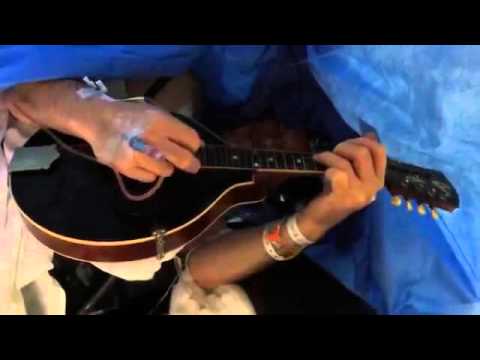 Opéré du cerveau, il joue de la mandoline pendant l’opération !