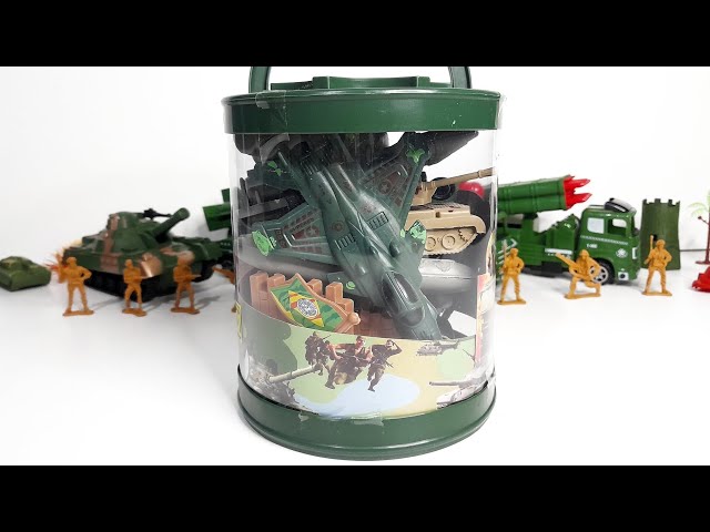 Vídeo relacionado con Juego de juguetes de base militar, juego para hombres del ejército con tarjeta de juego, vehículo militar, accesorios para armas y accesorios para vehículos, gran juguete del ejército para niños de 3