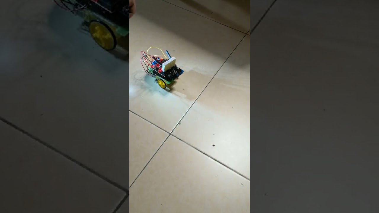 Braitenberg vehicle with blinders